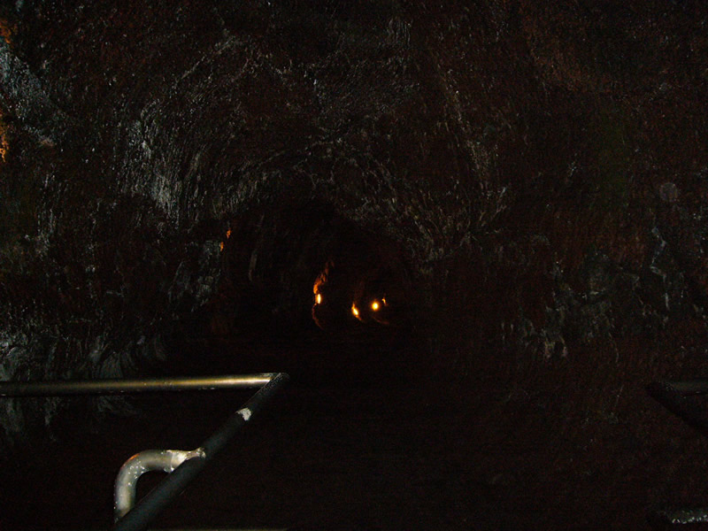 ラバ・チューブ洞窟内