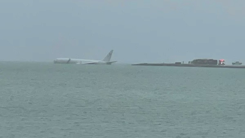 カネオヘ湾に航空機が入水