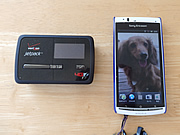 スマホと比べてもかなり小さい
